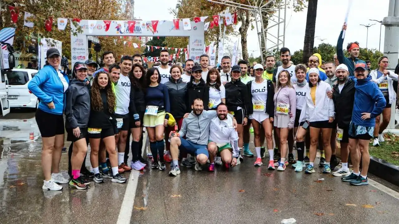 Adana’da 3 Bin Kişi Sağanak Dinlemeden Kurtuluş İçin Koştu 3